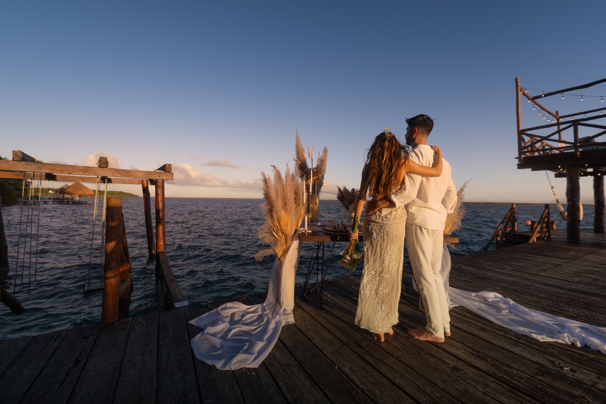 Pareja en muelle de Mía Bacalar durante celebración
